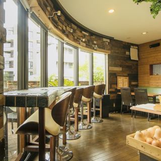 【カウンター席ございます】４席ご用意しております。外の景色をみながらお１人様でもお気軽にご利用くださいませ。