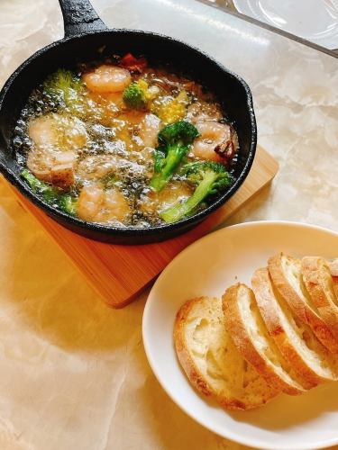 エビと野菜のアヒージョ