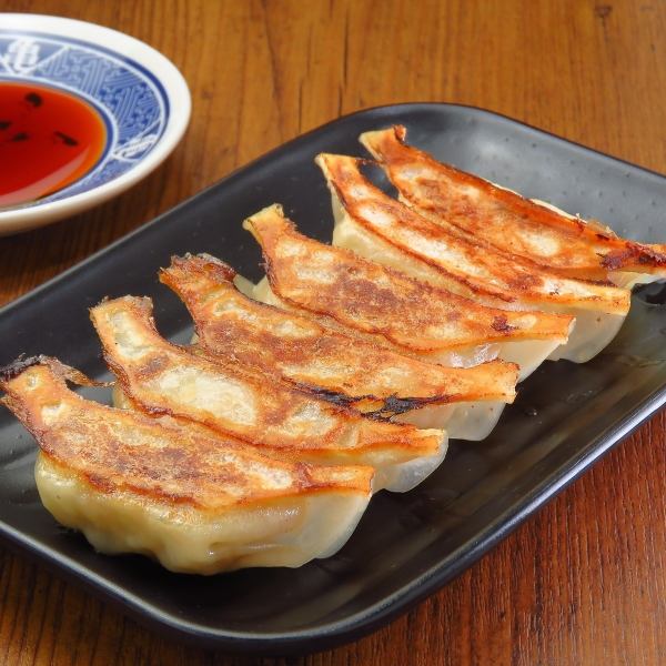 The specialty of the long-established "Shinpu"! Gyoza (1 serving, 6 pieces)