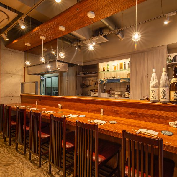 当店は、7席のカウンターがあり、ゆったりとした空間でお食事を楽しむことができます。お一人様やデートにぴったりの空間です。心地よい雰囲気の中で、特別なひとときをお過ごしください。1軒目や2軒目などシーンを問わずお使いいただけます！