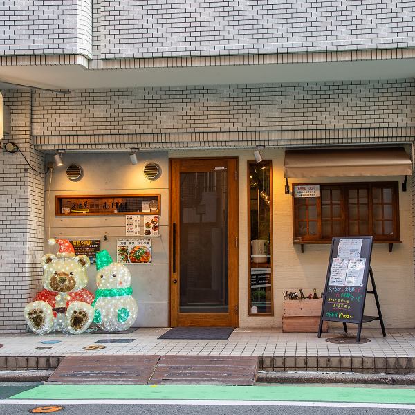 当店は、地下鉄空港線赤坂駅から徒歩6分、西鉄福岡駅から徒歩15分の場所にございます。アクセスも便利で、お一人様から大人数まで幅広いご利用が可能です。特別な場合には貸切も対応しておりますので、お気軽にご相談ください。美味しい料理と共に、思い出に残る時間をお過ごしください。