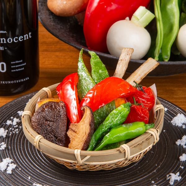 【野菜素揚げ盛合せ】旬野菜をカラッと揚げ、天草の塩と柚子胡椒で素材の旨みを引き立てます