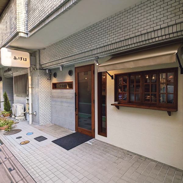 当店は、地下鉄空港線赤坂駅から徒歩6分、西鉄福岡駅から徒歩15分の場所にございます。アクセスも便利で、お一人様から大人数まで幅広いご利用が可能です。特別な場合には貸切も対応しておりますので、お気軽にご相談ください。美味しい料理と共に、思い出に残る時間をお過ごしください。