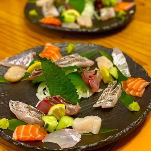 在日本居酒屋尽情享用精心挑选的菜肴和品种丰富的日本酒。