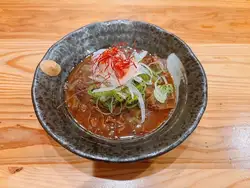 鸡脖配柚子醋 / 牛筋炖菜 / 卡普雷塞沙拉