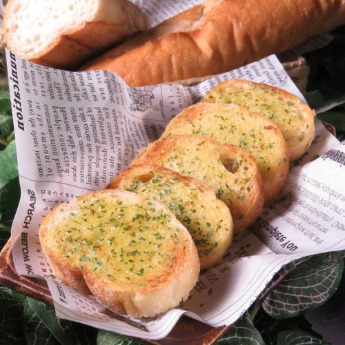 Garlic toast with rich and luxurious butter