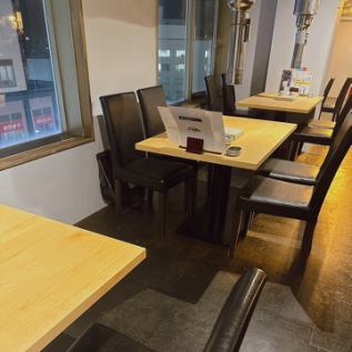 夜景の見える店内で雰囲気も抜群♪