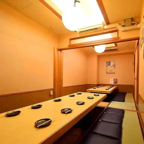<p>団体様に最適な団体フロアは最大30名様迄ご案内可能◎宴会・飲み会・歓送迎会・などの各種宴会に是非ご利用下さい…♪和モダン空間の当店は落ち着いた大人の空間…。個室も多数完備しておりますので、様々なシーンでご利用下さい★お得なクーポンも多数ご用意♪コースじゃなくても飲み放題OK</p>