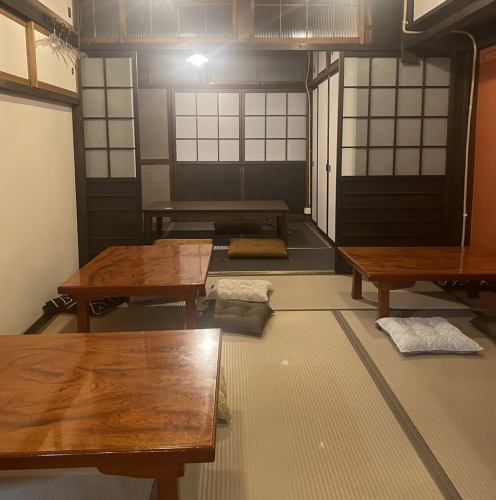 <p>昔ながらの木造建築が持つ、どこか懐かしく落ち着いた雰囲気が魅力。木の香りと心地よい空気が店全体を包み込み、ゆったりくつろげる特別な時間を演出します。和の情緒が息づく空間で、ほっと一息つける癒しのひとときを◎</p>