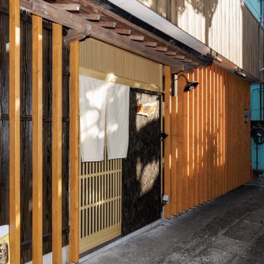 当店は落ち着いた雰囲気が漂う大人の隠れ家です。心地よい空間で、静かに過ごすことができるため、特別なデートにも最適です♪ ゆったりとした時間の中で、心温まる料理と共に、大切な人との素敵なひとときをお楽しみいただけます。ぜひ、当店で贅沢な時間を過ごして、思い出に残る特別なディナーをお楽しみください!