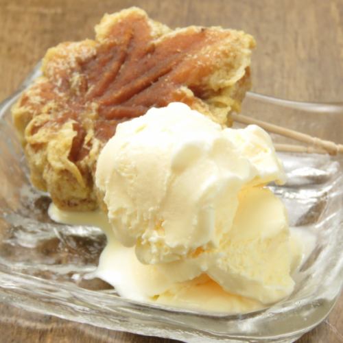 [Hiroshima specialty] Fried maple with vanilla ice cream