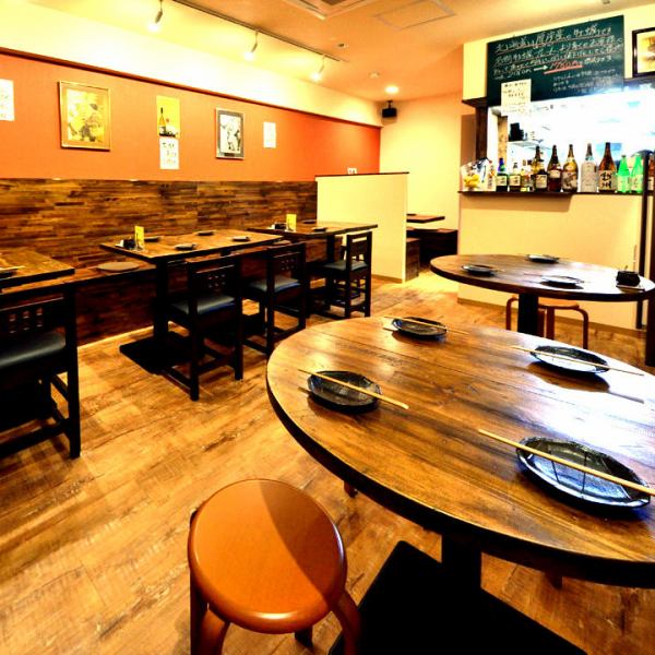[Calm space] A warm colored wooden table and chairs are lovely.You can enjoy your meal slowly, so it is also recommended for families and children.