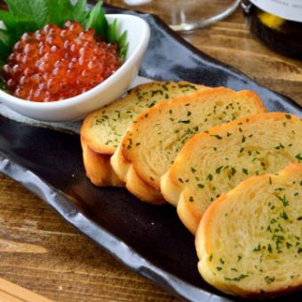 Garlic toast topped with salmon roe