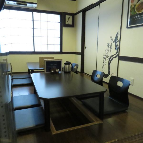 【ゆっくり寛げるお座敷席】当店は掘りごたつ席がございますので、足を延ばしてゆっくりとした時間をお過ごしいただけます。掘りごたつ式のお座敷席は最大で10名様まで一緒にご利用いただけます！小さなお子様連れの家族利用や大人数でご利用シーンにも◎