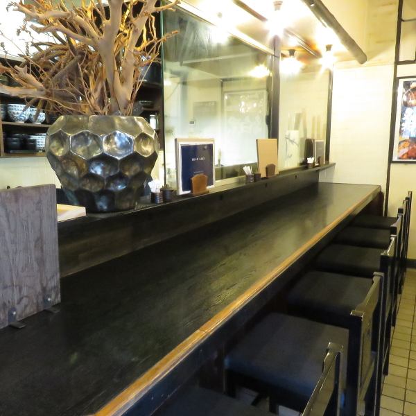 【様々なシーンにも対応◎】当店カウンター席・テーブル席お席のご用意がございます☆ご家族とのお食事に・お一人様でのお食事にもご活用いただけます♪※テイクアウトも順次行っておりますので詳しくはお電話にてご確認ください。