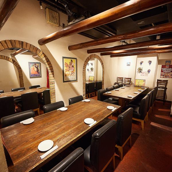 [Private room: 8 to 14 people] A private room with a calm atmosphere based on white can accommodate 8 to 14 people! It is a room that can be used for a wide range of purposes, from meetings to joint parties.