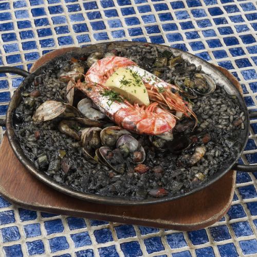 Squid ink paella