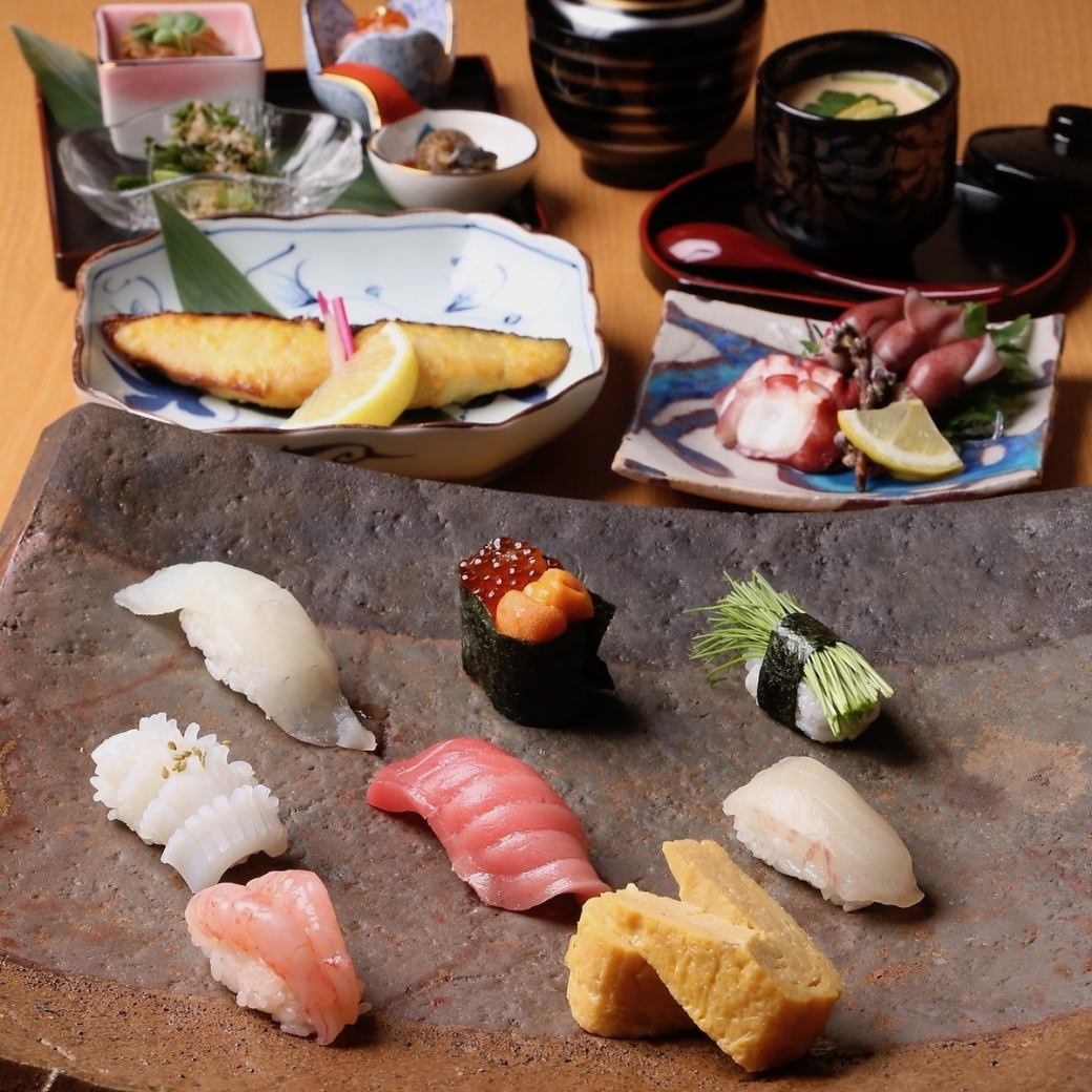 市場直送の旬食材を店主が丁寧に仕上げる。季節の味を堪能できる鮨酒場。貸切もOK◎