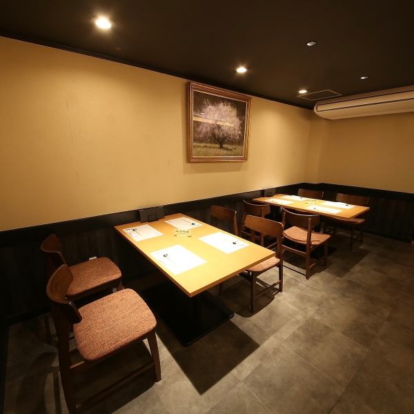 宴会に最適な広々とした空間は、最大14名様まで対応可能◎ゆったり座れるテーブル席で、暖かな照明と落ち着いた和の雰囲気に包まれながら旬の美味を堪能できます。10名様以上で貸切も可能なので、会社宴会や仲間内の集まりにも最適です。店主こだわりの鮨と厳選された酒を囲み、贅沢なひと時をお楽しみください。