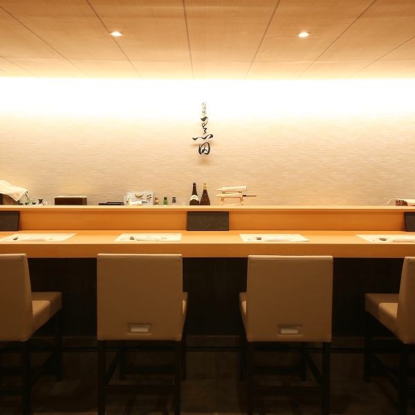 カウンター席はお一人様から少人数での利用に最適です！目の前で店主が寿司を握る様子を楽しめ、ライブ感とともに贅沢な時間を過ごせます◎席は広めに設計されており、ゆったりと食事を楽しめる仕様。木の温もりを感じるインテリアが心地よく、静かな雰囲気でリラックスしながら旬の食材を堪能できます。