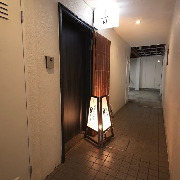 当店は、関目成育駅より徒歩6分とアクセスも良く、日常使いから特別な日まで幅広くご利用いただけるお店です。お客様の居心地を大切に、ゆったりとした時間を提供しています。また、店主との会話も楽しめるカウンター席や、宴会に適したテーブル席えお完備。食事だけでなく時間そのものを味わえる空間です。