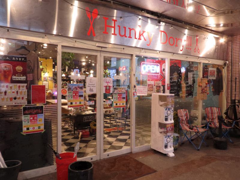 【瓦町駅より徒歩約8分】　有名な映画館の1階にある当店。もちろんドリンクのみでもOK！アメリカン×カジュアルな店内で楽しいお時間をお過ごしください♪