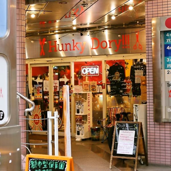 [距离河原町站步行约8分钟] 本店位于有名的电影院1楼。当然，您也可以只来喝一杯！在我们轻松惬意的美式氛围中度过美好时光。