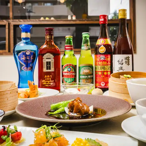 ランチタイムは手作りの点心や中華粥を目指してご来店されるお客様で賑わい、なくなり次第終了となるほどの人気。ディナータイムは、アラカルトや、予約制の「おまかせコース」で、中国茶やお酒とともにお料理をじっくりと味わう大人な雰囲気に。昼と夜で異なる魅力を持ち、シーンに合わせてお楽しみいただけます。