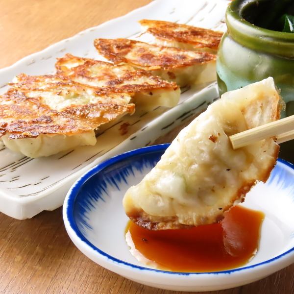 当店の大人気商品！パリパリのクセになる食感が堪らない♪無限焼餃子