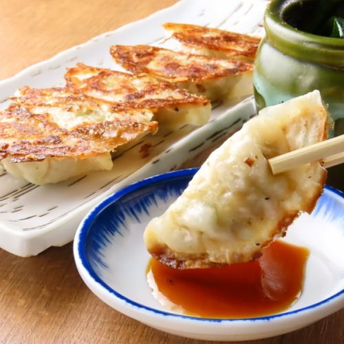 当店の大人気商品！パリパリのクセになる食感が堪らない♪無限焼餃子