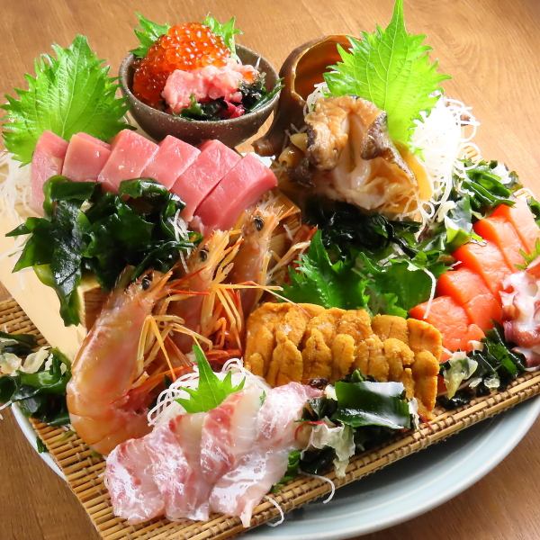 新鮮な魚を豪快に刺し盛り！海鮮ヤマヤ盛りをご堪能あれ！