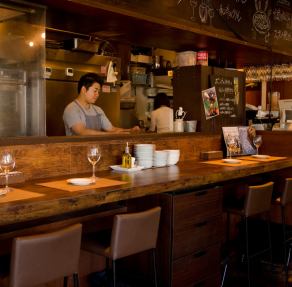 カウンター全4席