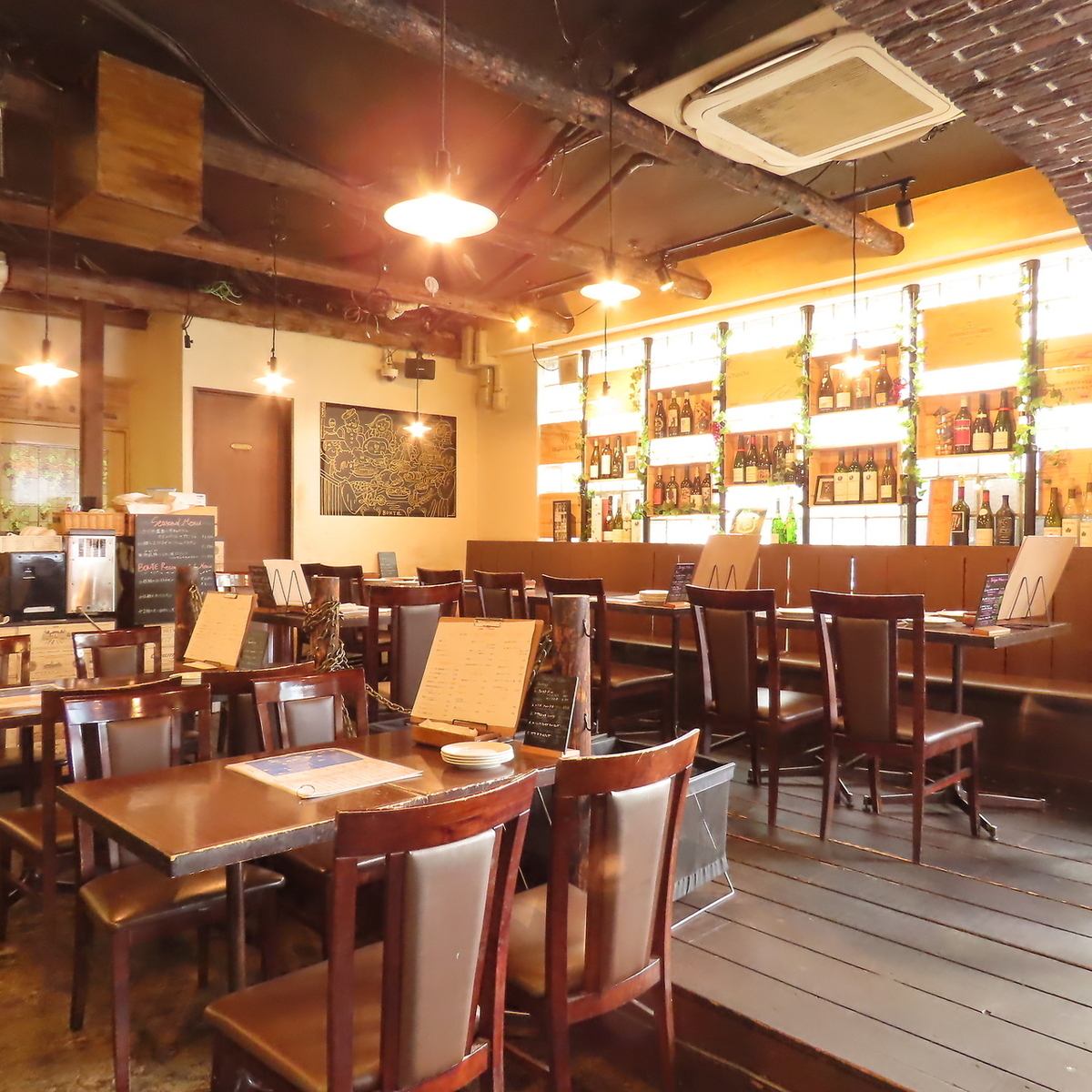 カジュアルな内装と大人な料理の空間をお楽しみください。