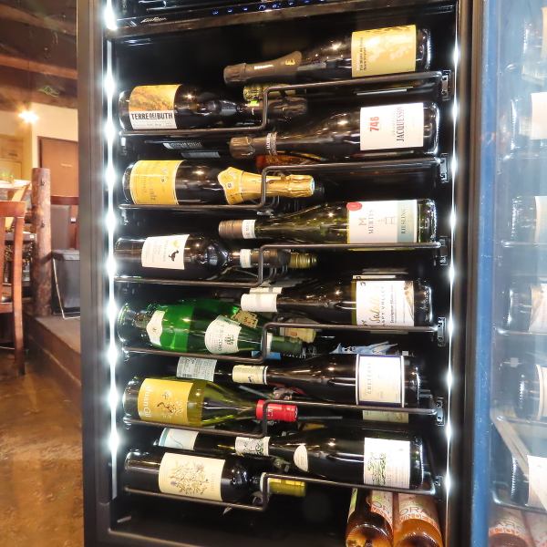 店内は木の温もりを感じさせるインテリアと落ち着いたカラーで統一され、心和む雰囲気！店舗にはワインセラーを設置し、テイクアウト可能なサービスも魅力です◎ワインは200種類！交通アクセス良好で訪れやすいのも嬉しいポイント★