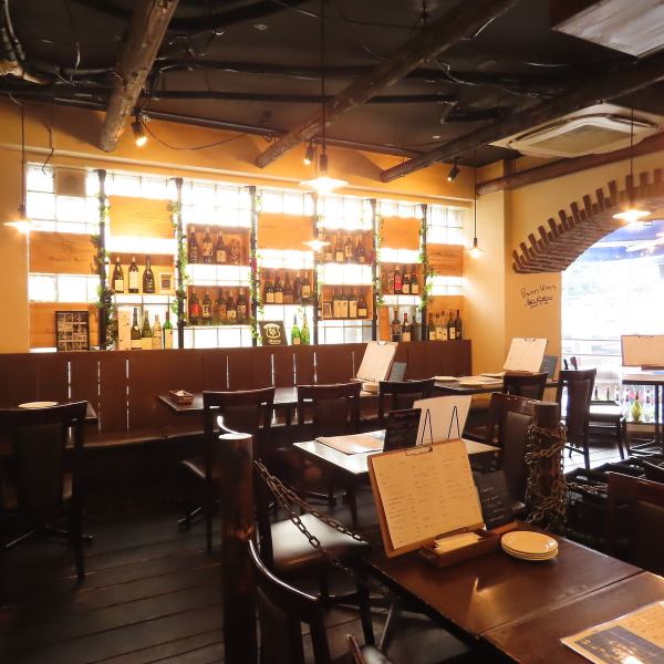 着席は40席、最大収容人数は50名の広々とした店内は、貸切対応可能で大型宴会にもぴったり◎ソファーも備え、落ち着いた雰囲気で一体感のあるパーティーが叶います♪充実の設備で特別な時間を過ごせます★