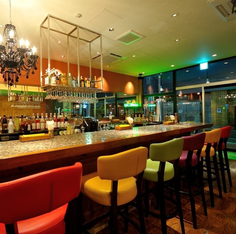 メキシカンな雰囲気と豊富なカクテルでおもてなします。