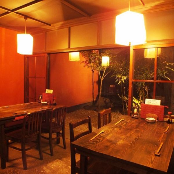 お店は奥行きのある、京都らしいたたずまいの町家。奥には坪庭があり、解放感のある空間が広がります。