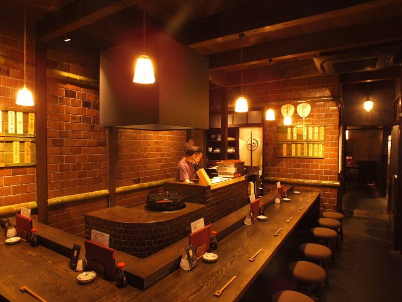 手前にはカウンター席が。仕事帰りに一杯、なんて時にも気軽に立ち寄れる。目の前で天婦羅が揚がる光景も愉しんで♪