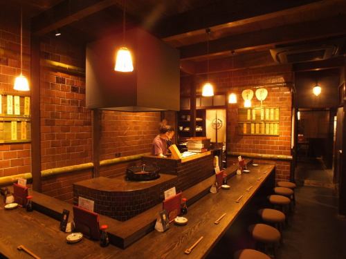 <p>手前にはカウンター席が。仕事帰りに一杯、なんて時にも気軽に立ち寄れる。目の前で天婦羅が揚がる光景も愉しんで♪</p>