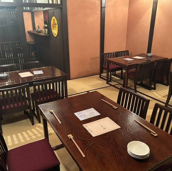 お二階はお座敷。天井高く広々したお部屋です。デートに、宴会にもお勧め。18名様迄の宴会にも対応してますよー☆