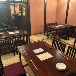2階には4名掛けテーブルだけでなく5名掛けのテーブル席もご用意しています。ご友人やご家族とのお食事や飲み会にご利用ください。