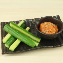 Crispy cucumber, spicy onion and tuna dip