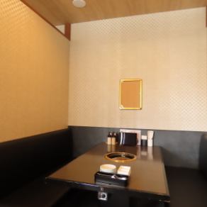 当店では4名テーブル席を6席ご用意しております。