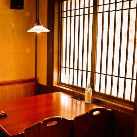 (1) Very popular [semi-private room] seats.(2) 4 seats x 2 tables in one room.Both can be used by up to 8 people !! For girls-only gatherings and group drinking parties ◎