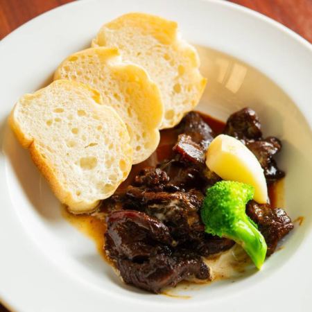 Beef tendon boiled in red wine