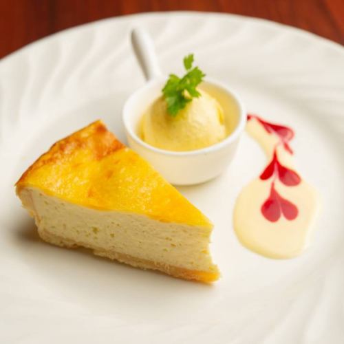 Baked cheesecake with 3 kinds of cheese served with vanilla ice cream