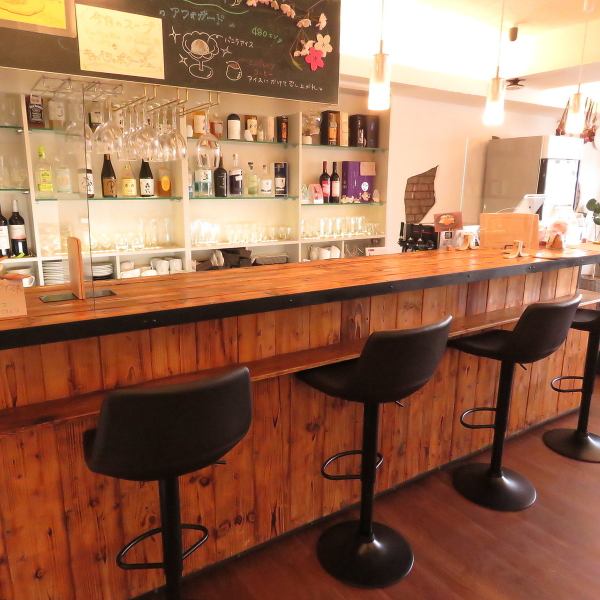店内はコンセプトの異なる3つのエリアをご用意。楽しく話しながら過ごすなら「カウンター席」、お連れ様とゆっくりおしゃべりを楽しむなら「テーブル席」、景色を前に開放的に過ごすなら「窓際のカウンター席」。それぞれの雰囲気もお楽しみください。