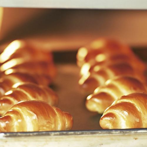 自家製焼き立てパンが食べ放題！