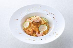 えびとキーマカレーのイセエビ風味のクリームパスタ