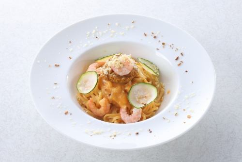 えびとキーマカレーのイセエビ風味のクリームパスタ